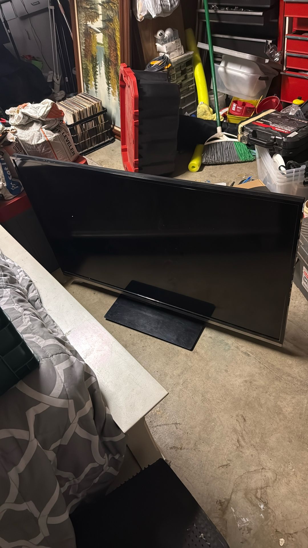 Jvc Tv With Wall Mount 