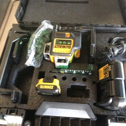 DEWALT 12V MAX Lithium-Ion 100 ft. Green Self-Leveling 3-Beam 360 Degree Laser Level with 2.0Ah Battery, Charger and Case Solo Se Provo