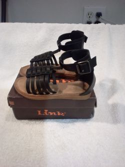 Girls lINK SANDALS SIZE 10. $3.00