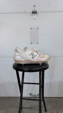Men’s size 13 white New Balance Baseball cleats metal spikes