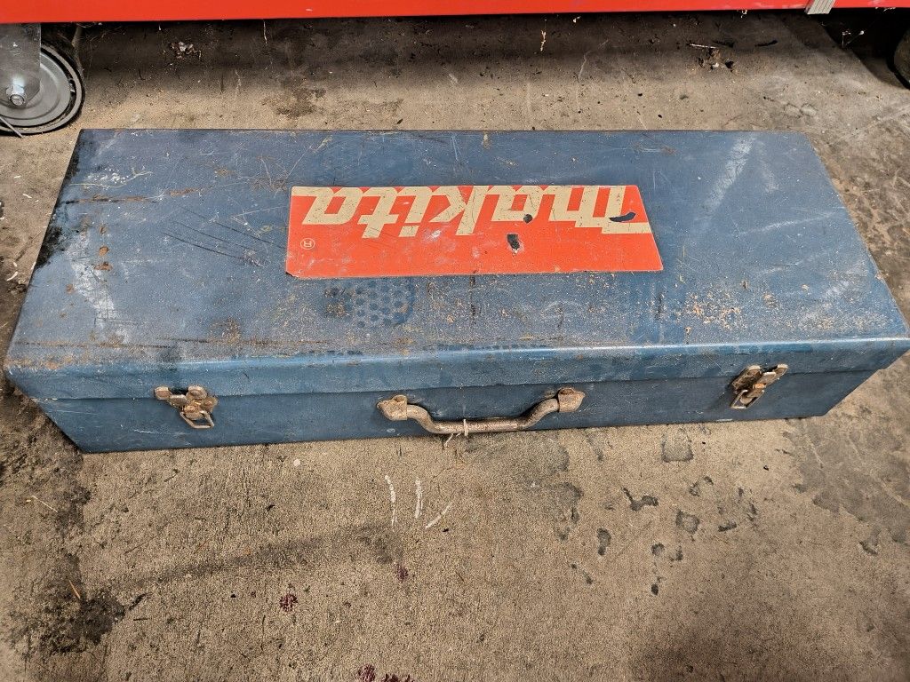 MAKITA 35 POUND BREAKER HAMMER