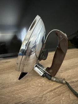 Vintage General Electric High Speed Calrod Iron – Model 119F102 Bring a touch of mid-century charm to your collection with this Vintage General Electr