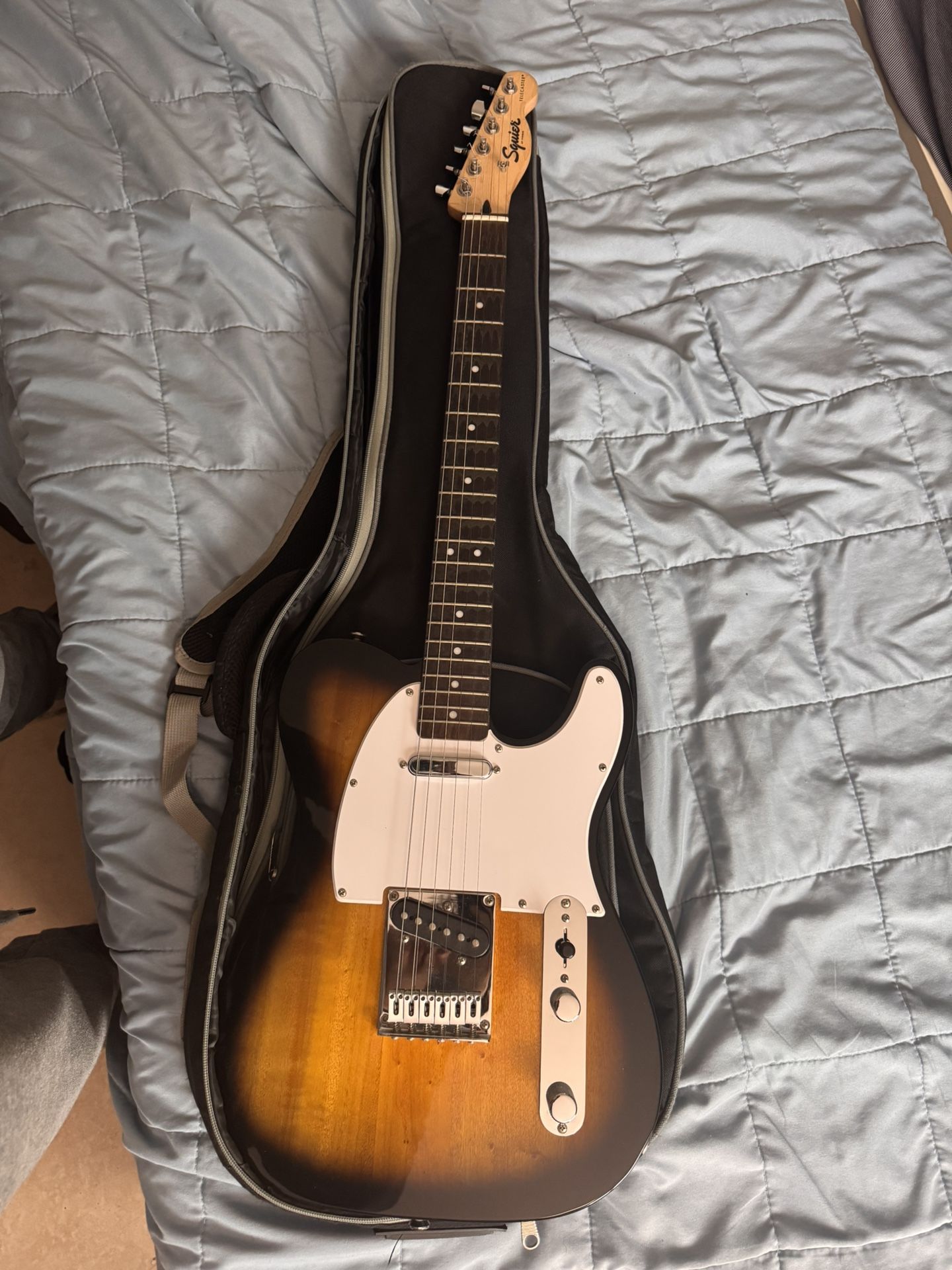 Electric guitar Fender Squier + Case