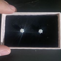 Round Cut Diamond Studs