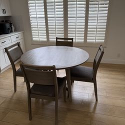 48” Round Dining Table w/ 4 Chairs