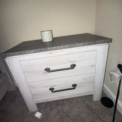 Modern King Bedroom Set – Excellent Condition (Includes Bed, Dresser & Mattress)