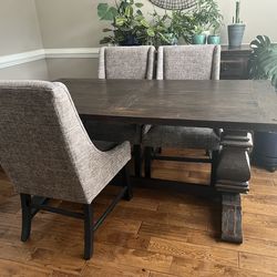 Table and chairs with table leaf extensions