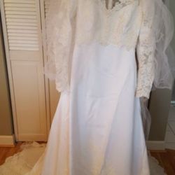 Beautiful Vintage Wedding Dress With 10 Foot Veil