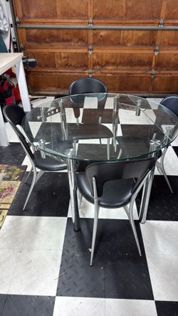 Extendable dining table