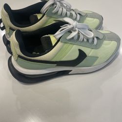 Nike Womens Green DZ4874-300 Athletic Sneaker Size 7.5