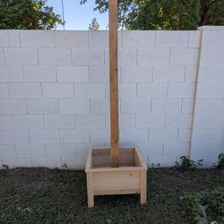 Cedar planter box with center post