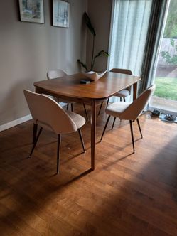 Extendable dining table and chairs (4)