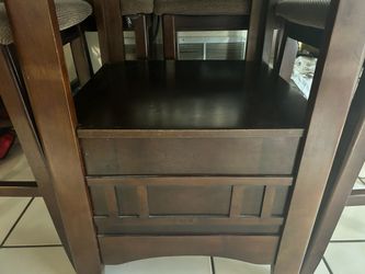 Comedor  con 4 sillas y la banquita