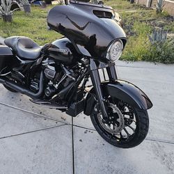 2018 harley streetglide  runs excellent