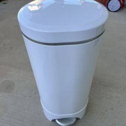 Munchkin STEP Diaper Pail Powered by Arm & Hammer
