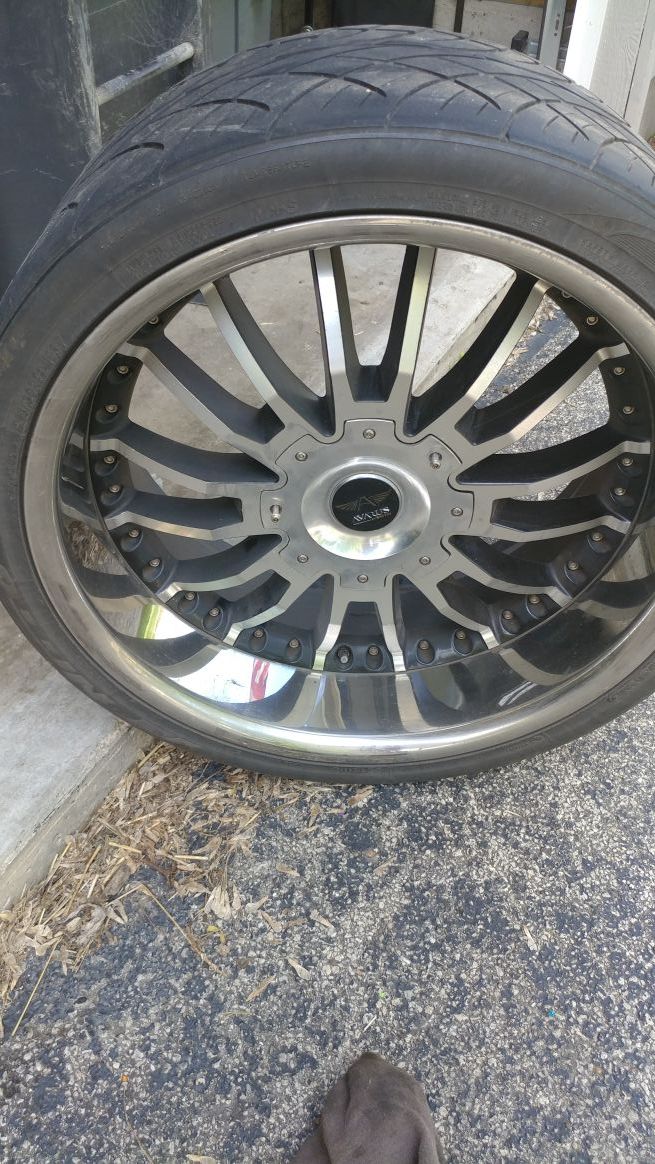 Staggered 22" Avarus AV1 wheels