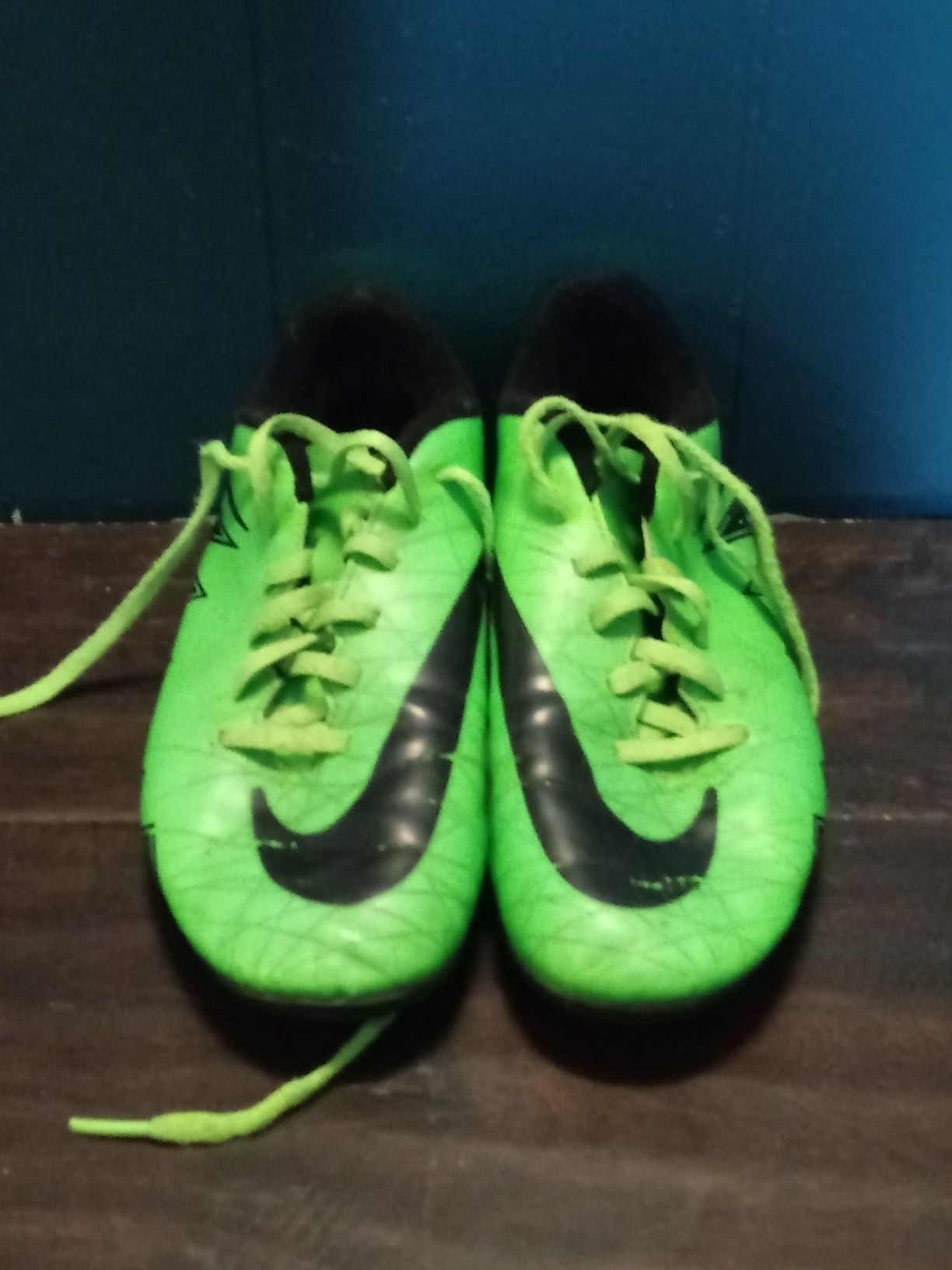 Nike green soccer shoe's