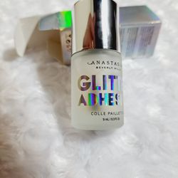 Glitter adhesive
By Anastasia Beverly Hills
