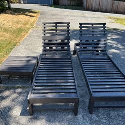 2 Reclining Chairs With Side Table
