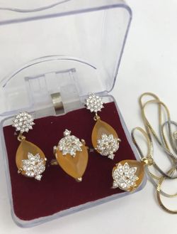 Beautiful American diamond jewelry so it comes in a gift box brand new