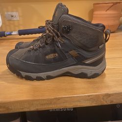 Keen boots 9.5