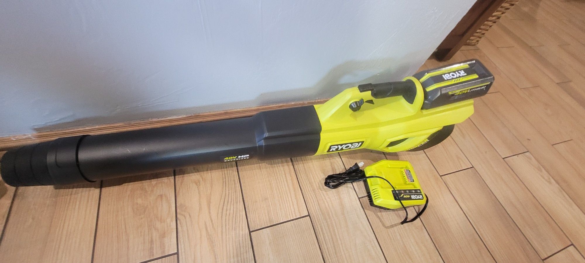 RYOBI40V HP Brushless Whisper Series 160 MPH 650 CFM Cordless Battery Leaf Blower with 4.0 Ah Battery and Charger