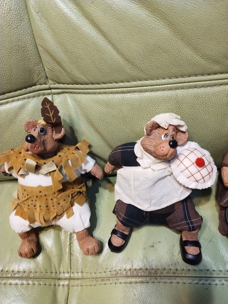 Thanksgiving Pilgrim Dressed Bears