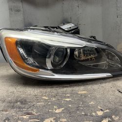2014 2015 2016 2017 2018 VOLVO S60 Right Passenger Side Headlight OEM