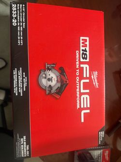 Milwaukee M18 FUEL 6-1/2" Circular Saw w/ High Output XC6.0 lithium battery