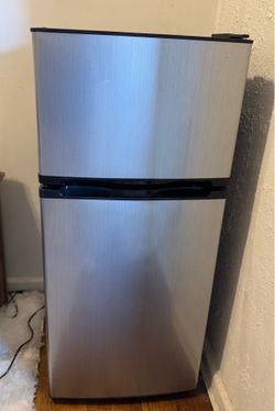 Insignia™ - 4.3 Cu. Ft. Mini Fridge