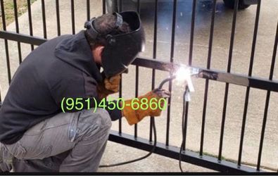 Welder weld fence metal welded