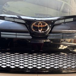 17-19 TOYOTA COROLLA  SE XSE FRONT BUMPER COVER 