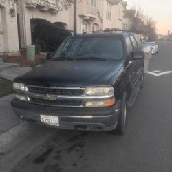 2004 Chevy Suburban LT 142kmiles