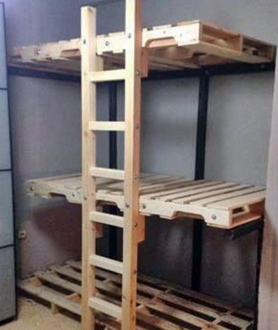 Triple pallet bunks