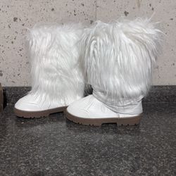 7.5 Furry White Winter Boots 