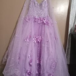 Vestido de quinceañera talla 8 viene con oso y almohada y banquete de flores y 2 coronas y algunas decoraciones todo como nuevo 