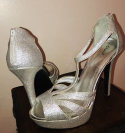 Elegant Silver Size 9 Ladies Heels