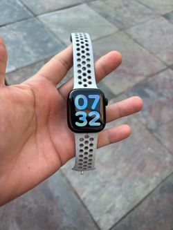 Apple Watch Series 11 42mm + Nike Sport Band – Like New