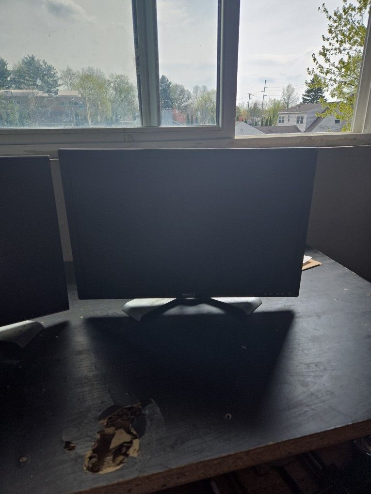 2 HP Monitors