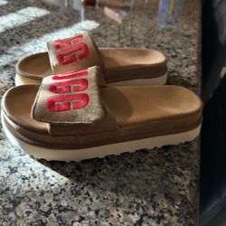 UGG Sandals Plataform Size 7 Fit Size 8  Used Once’s 