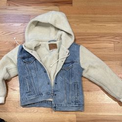 Women’s Levi Sherpa Jean Jacket Size small  