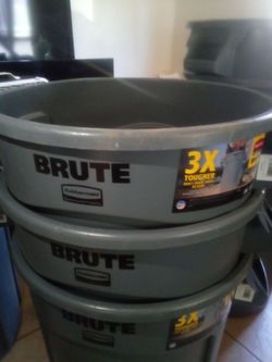 Rubbermaid 32 gal. Brute Trash Cans
