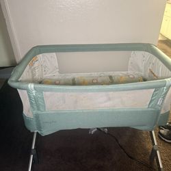 Dream On Me baby bassinet in great condition
