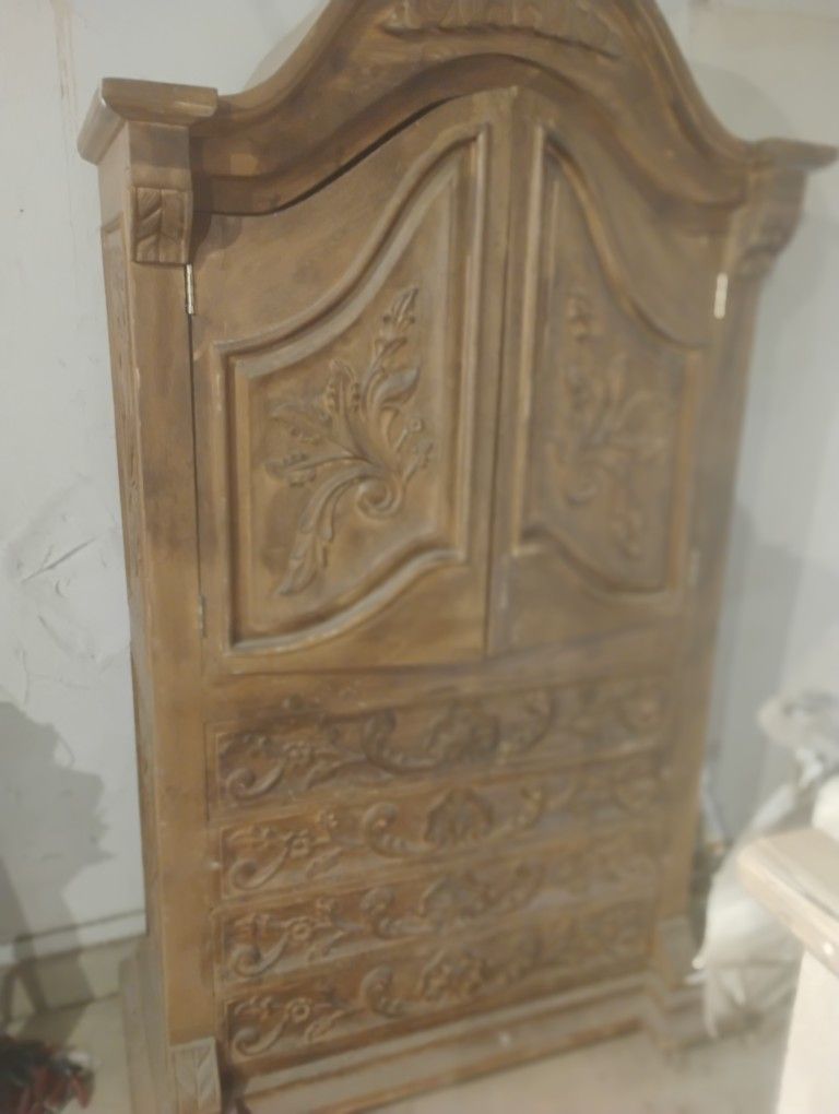 ANTIQUE ARMOIRE
