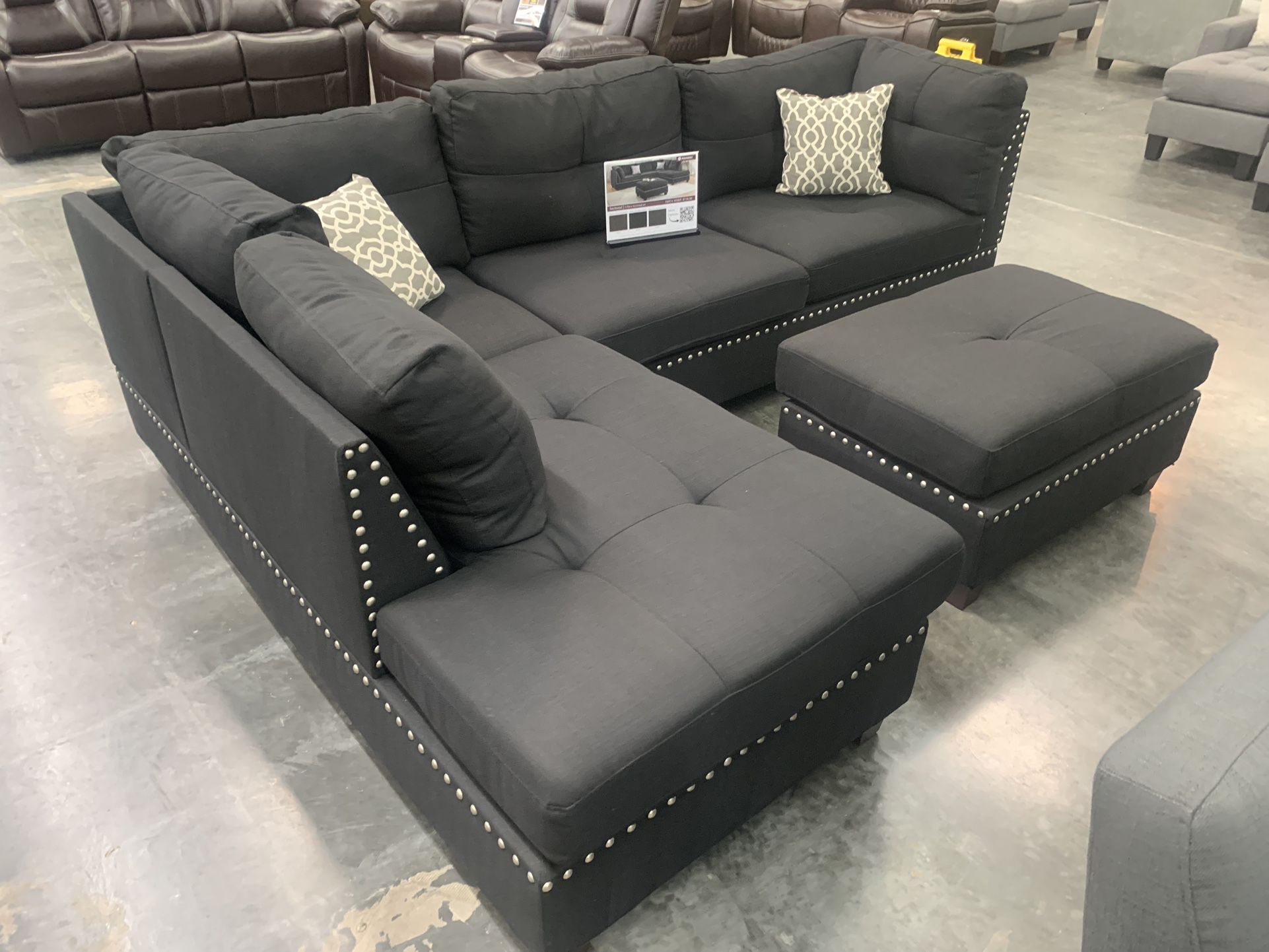 3pc Sectional. Gray Or In Black.