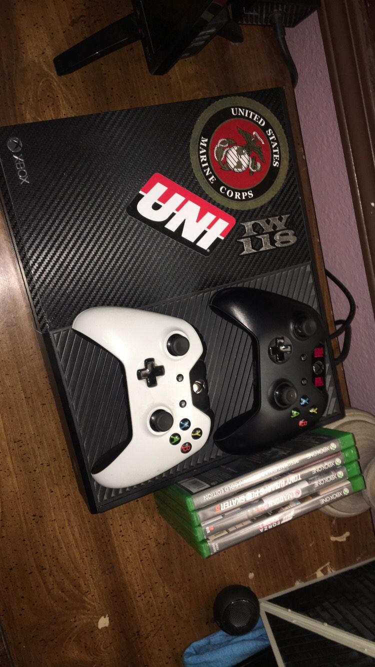 Xbox one w/ two controllers and four games
