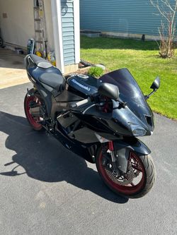 2008 Kawasaki ZX6R Special Edition- black with red rims