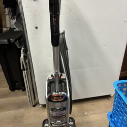 Shark Powered Lift-Away DuoClean UV810 bagless upright vacuum cleaner