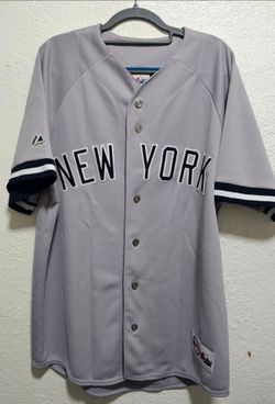 New York Yankees Derek Jeter Jersey Size L Majestic Authentic #2 Sewn Baseball
Excellent condition 
All buttons in placed 
No rips or stains 
Pls see 