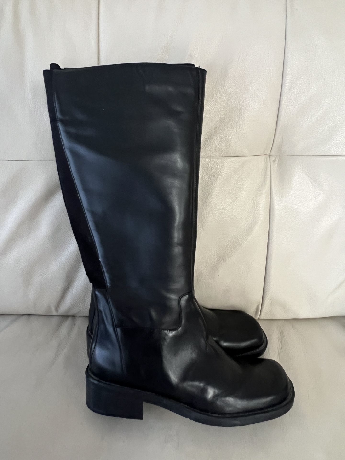 Women's high boots with built-in elastic on the shaft. Size 8